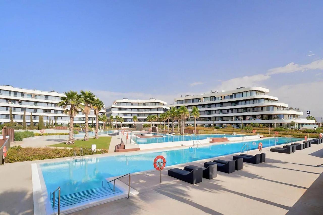 Luxury Complex Beachfront Apartment, Infinity Pool, Sauna, Gym And Large Terrace Torremolinos Extérieur photo